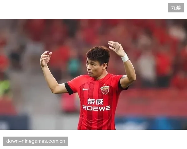 李帅的左脚定位球极具威胁，数次叩开辽宁铁人队禁区腹地。